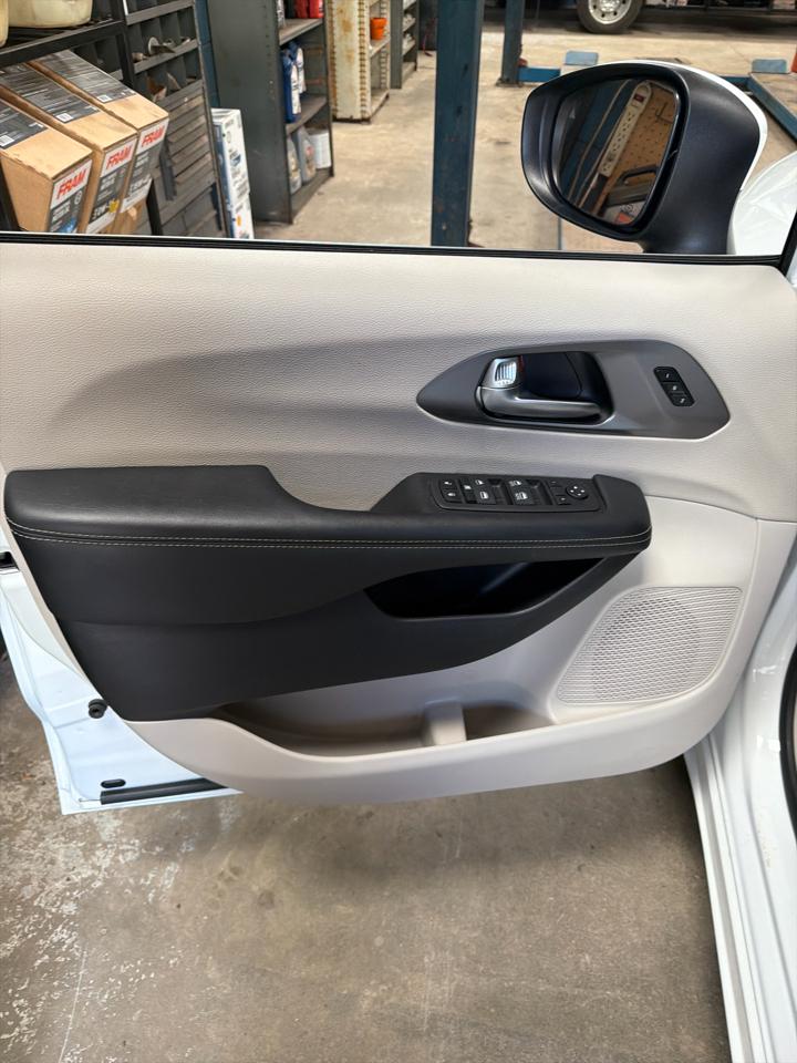 Chrysler Pacifica Touring L FWD 2023