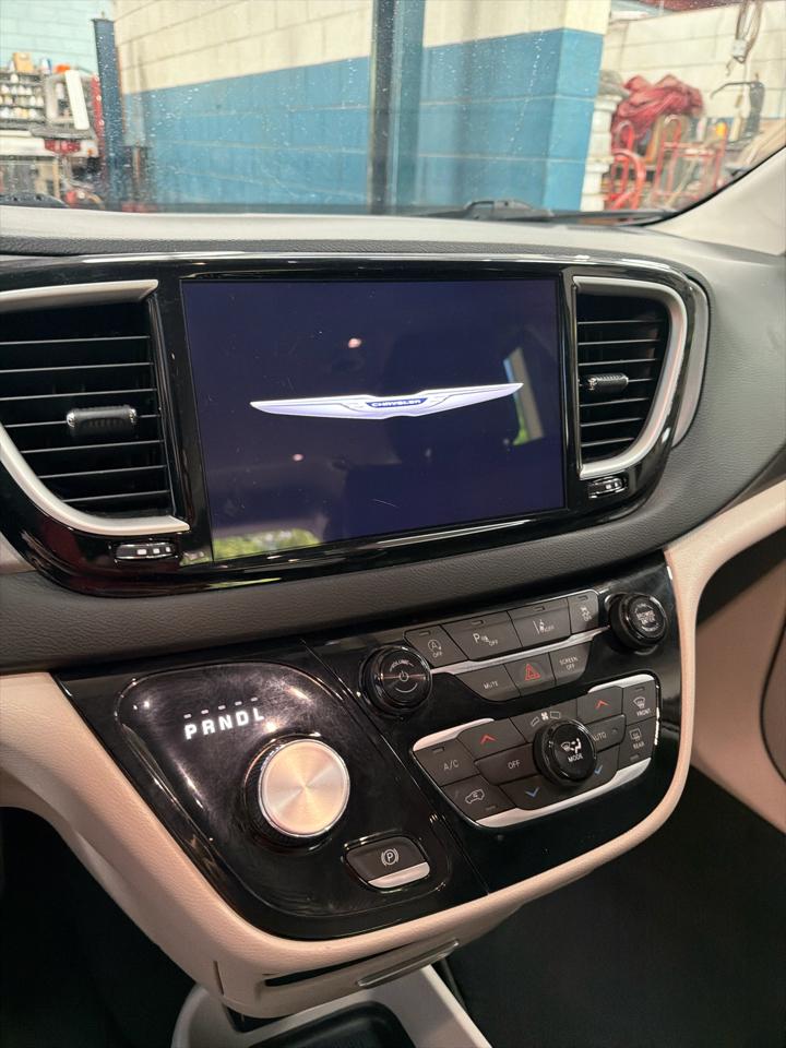 Chrysler Pacifica Touring L FWD 2023