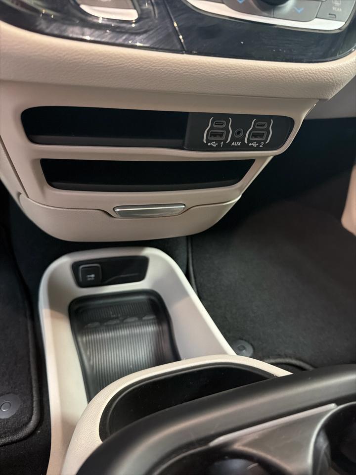Chrysler Pacifica Touring L FWD 2023