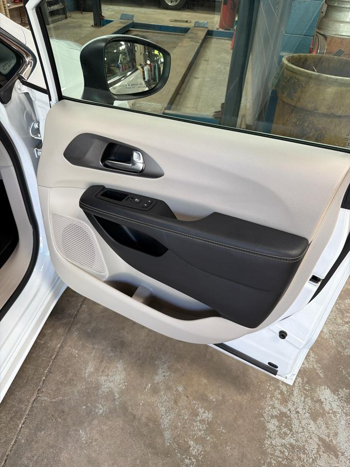 Chrysler Pacifica Touring L FWD 2023