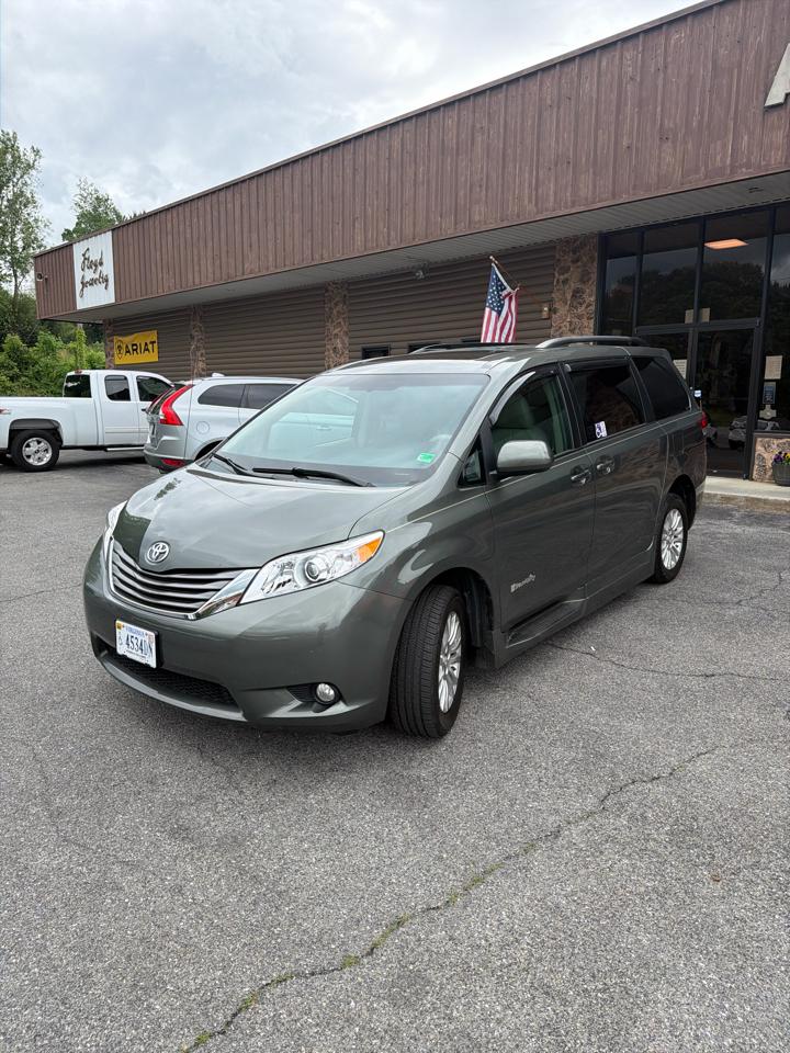 Toyota Sienna 5dr 7-Pass Van V6 XLE AAS FWD (Natl) 2013