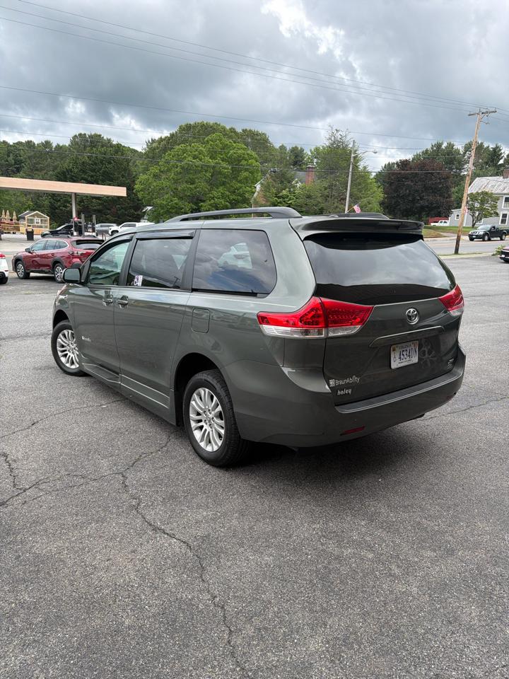 Toyota Sienna 5dr 7-Pass Van V6 XLE AAS FWD (Natl) 2013