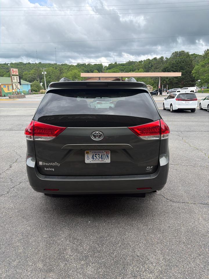 Toyota Sienna 5dr 7-Pass Van V6 XLE AAS FWD (Natl) 2013