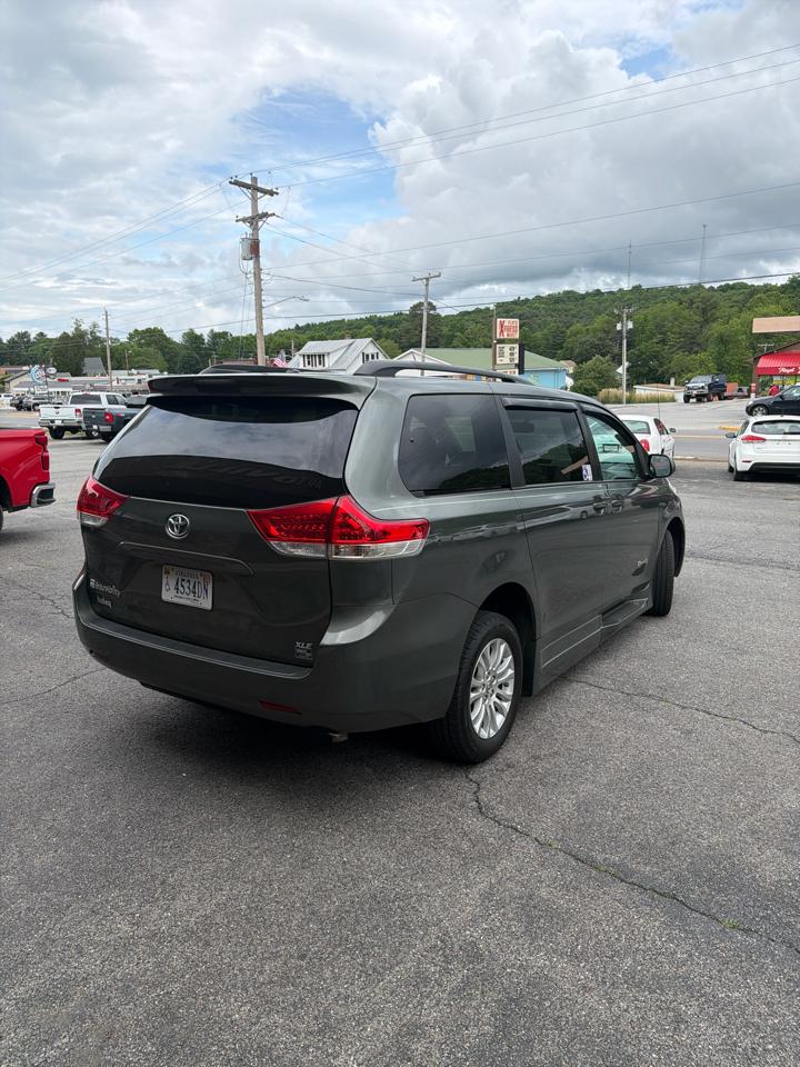 Toyota Sienna 5dr 7-Pass Van V6 XLE AAS FWD (Natl) 2013