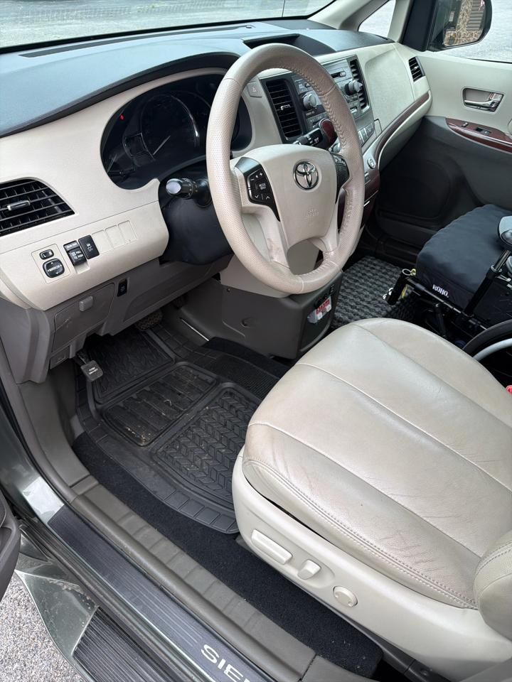Toyota Sienna 5dr 7-Pass Van V6 XLE AAS FWD (Natl) 2013
