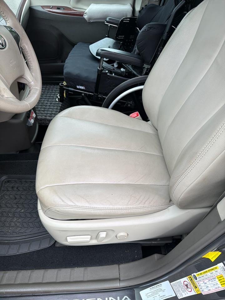 Toyota Sienna 5dr 7-Pass Van V6 XLE AAS FWD (Natl) 2013