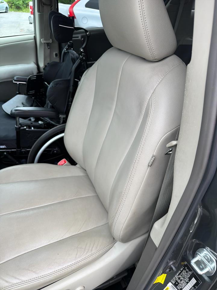 Toyota Sienna 5dr 7-Pass Van V6 XLE AAS FWD (Natl) 2013