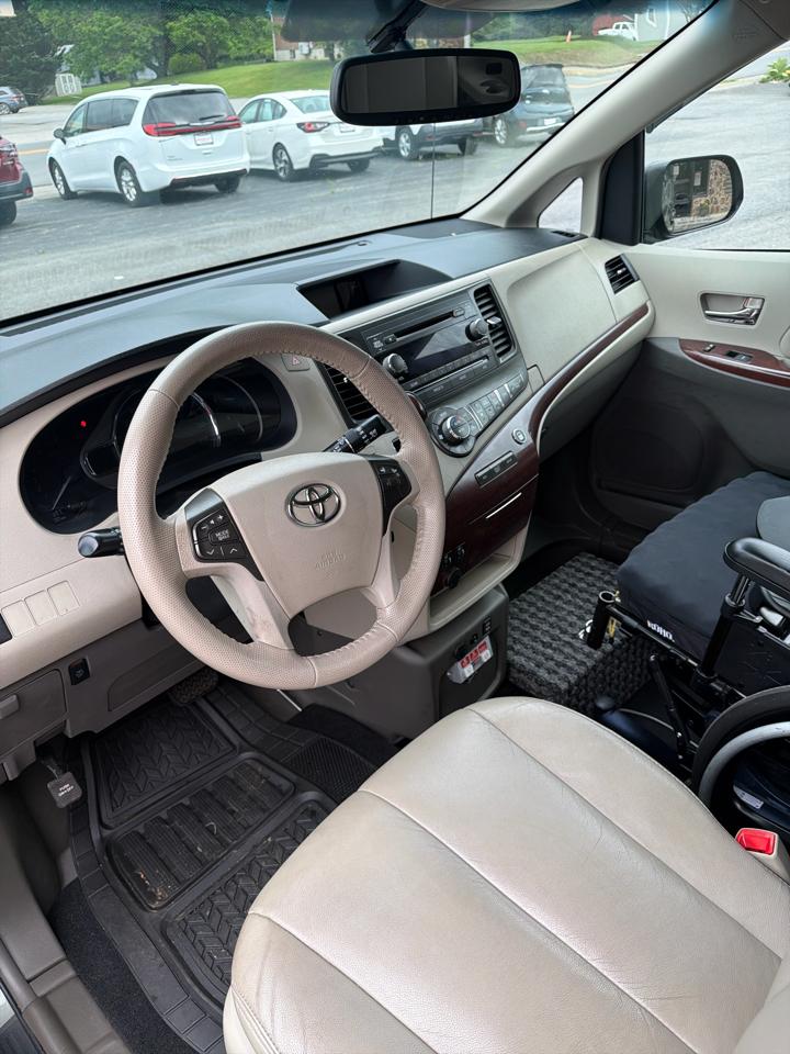 Toyota Sienna 5dr 7-Pass Van V6 XLE AAS FWD (Natl) 2013
