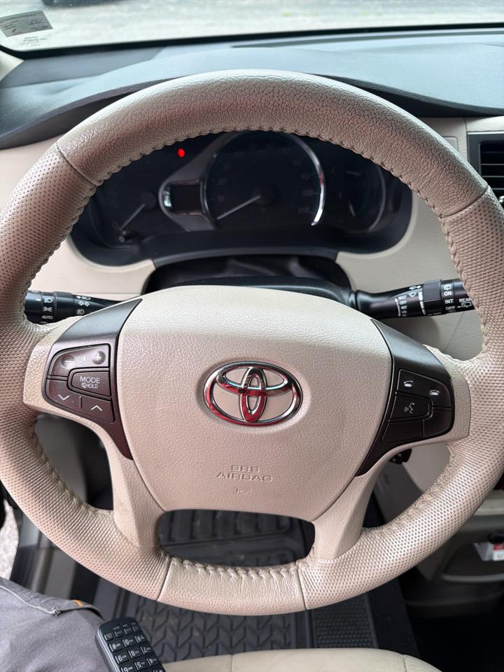 Toyota Sienna 5dr 7-Pass Van V6 XLE AAS FWD (Natl) 2013