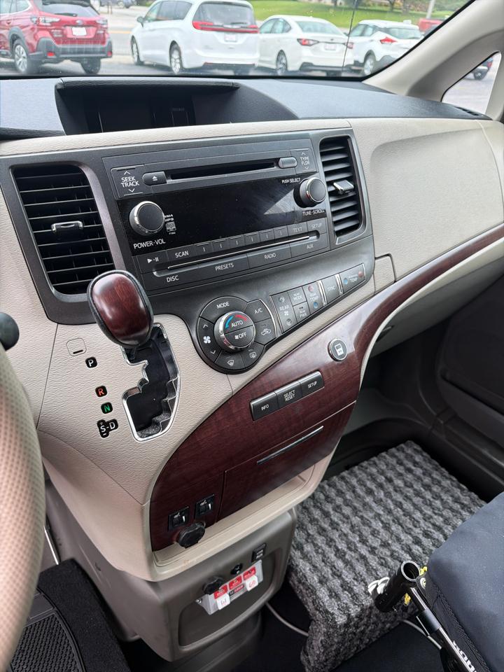 Toyota Sienna 5dr 7-Pass Van V6 XLE AAS FWD (Natl) 2013