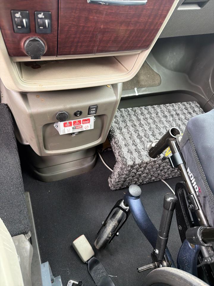 Toyota Sienna 5dr 7-Pass Van V6 XLE AAS FWD (Natl) 2013