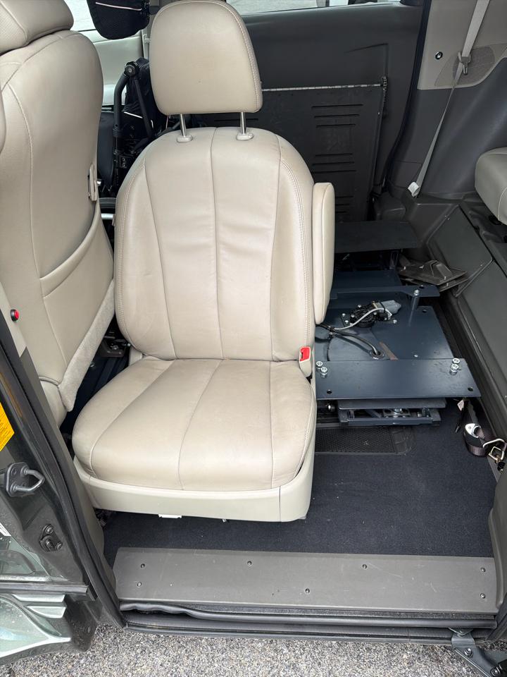 Toyota Sienna 5dr 7-Pass Van V6 XLE AAS FWD (Natl) 2013