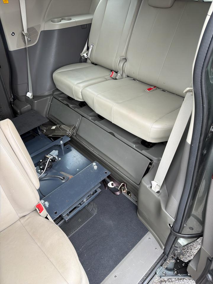 Toyota Sienna 5dr 7-Pass Van V6 XLE AAS FWD (Natl) 2013