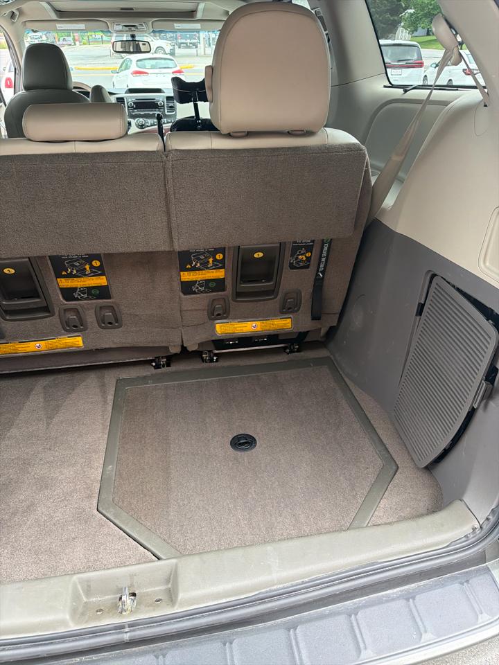 Toyota Sienna 5dr 7-Pass Van V6 XLE AAS FWD (Natl) 2013