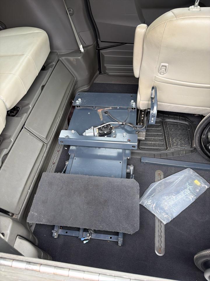 Toyota Sienna 5dr 7-Pass Van V6 XLE AAS FWD (Natl) 2013