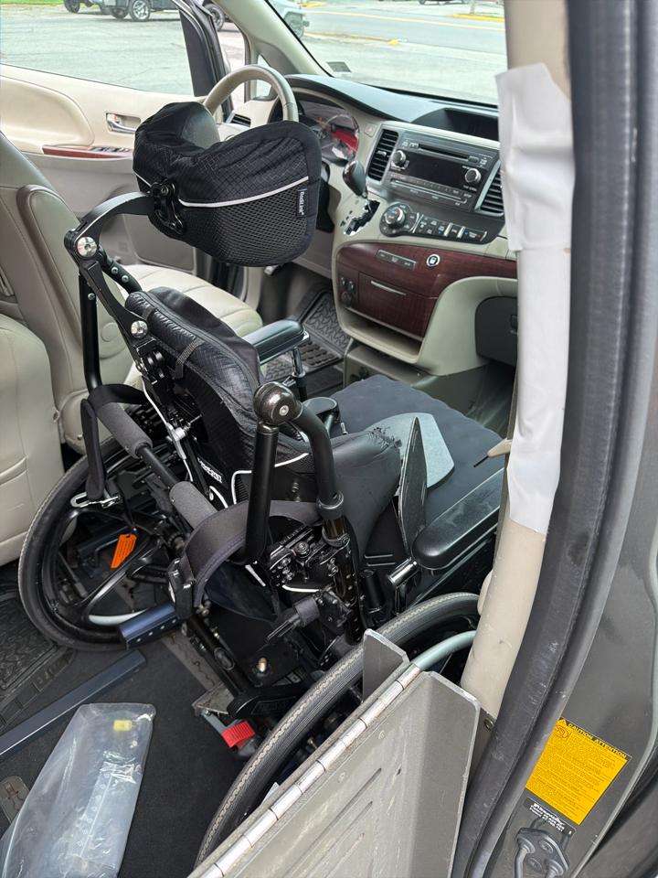 Toyota Sienna 5dr 7-Pass Van V6 XLE AAS FWD (Natl) 2013