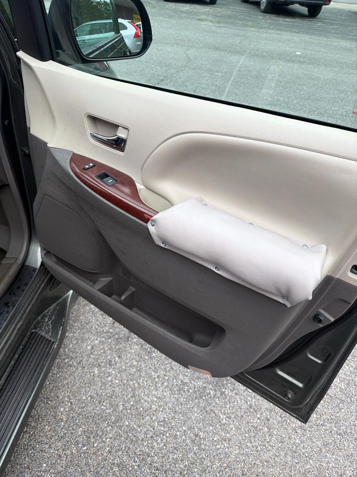 Toyota Sienna 5dr 7-Pass Van V6 XLE AAS FWD (Natl) 2013