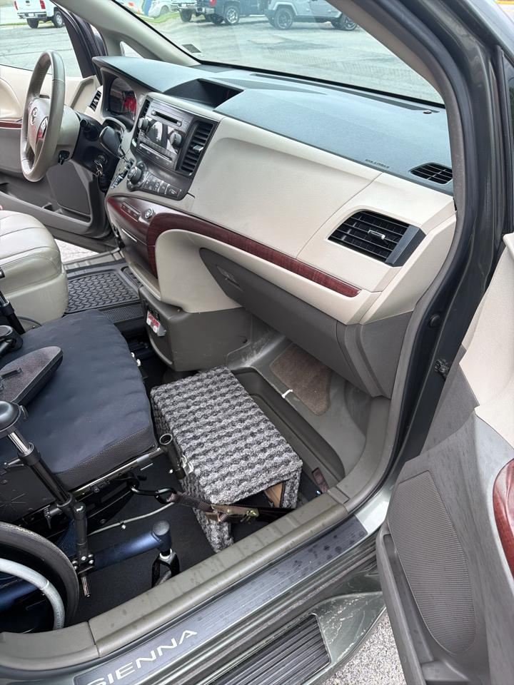 Toyota Sienna 5dr 7-Pass Van V6 XLE AAS FWD (Natl) 2013