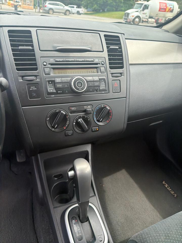 Nissan Versa 5dr HB Auto 1.8 S 2012