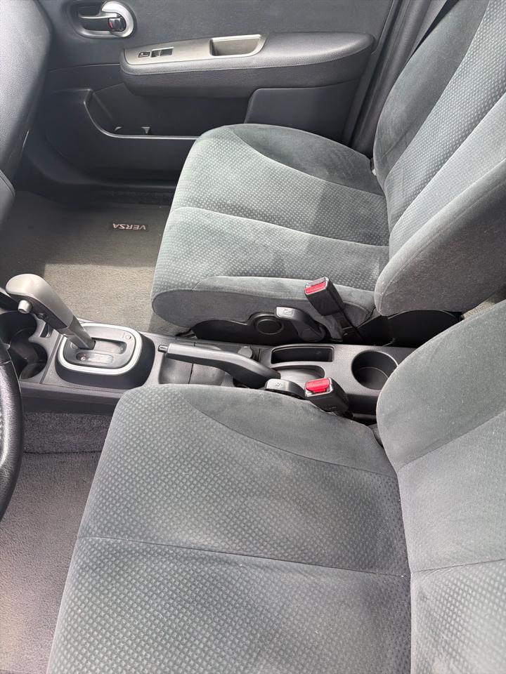 Nissan Versa 5dr HB Auto 1.8 S 2012