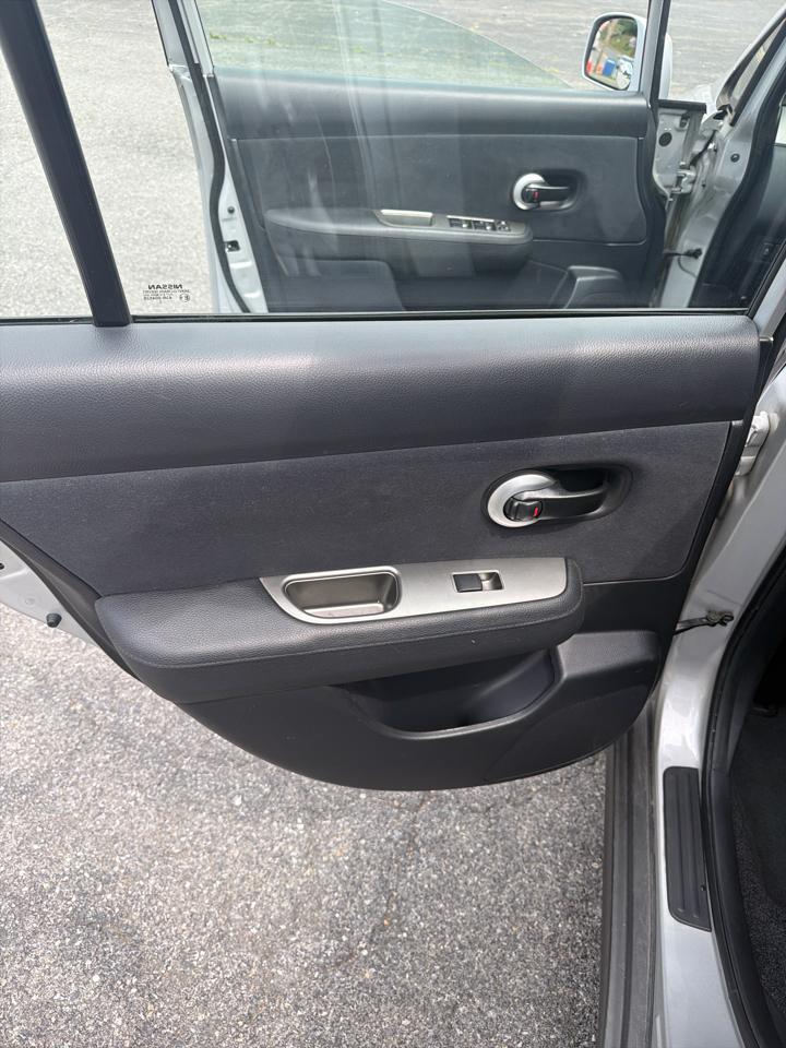 Nissan Versa 5dr HB Auto 1.8 S 2012