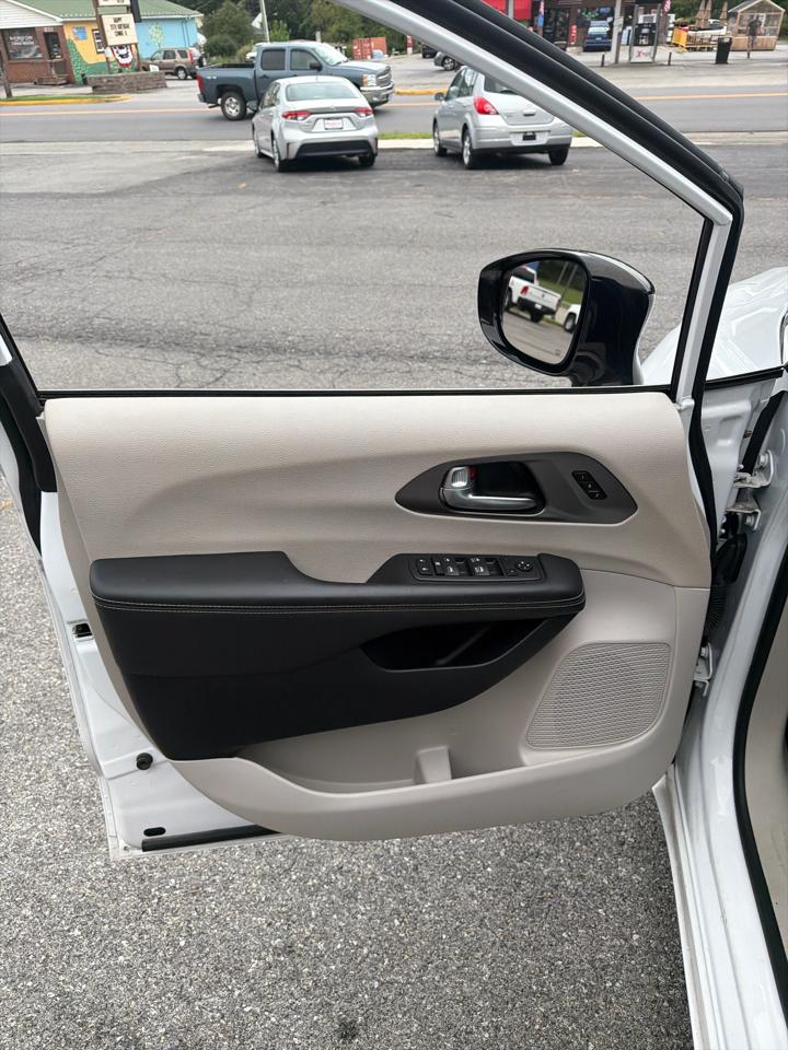 Chrysler Pacifica Touring L FWD 2024