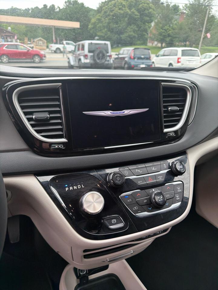 Chrysler Pacifica Touring L FWD 2024