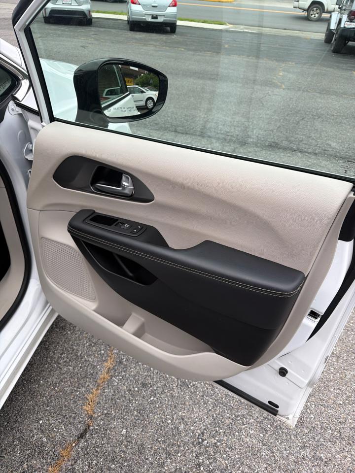 Chrysler Pacifica Touring L FWD 2024