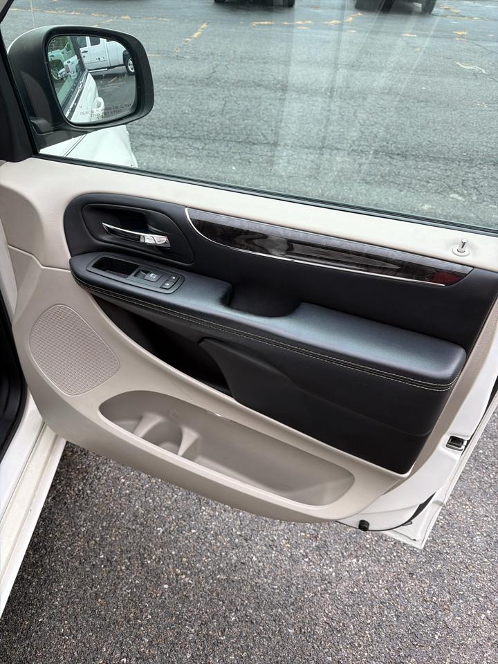 Chrysler Town & Country 4dr Wgn Touring 2011