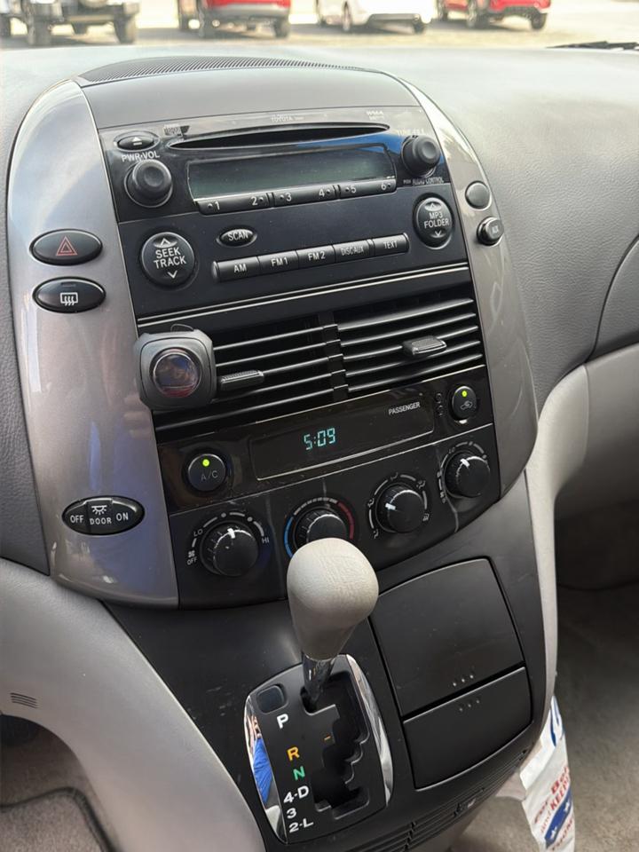 Toyota Sienna 5dr 7-Passenger Van CE FWD (Natl) 2007