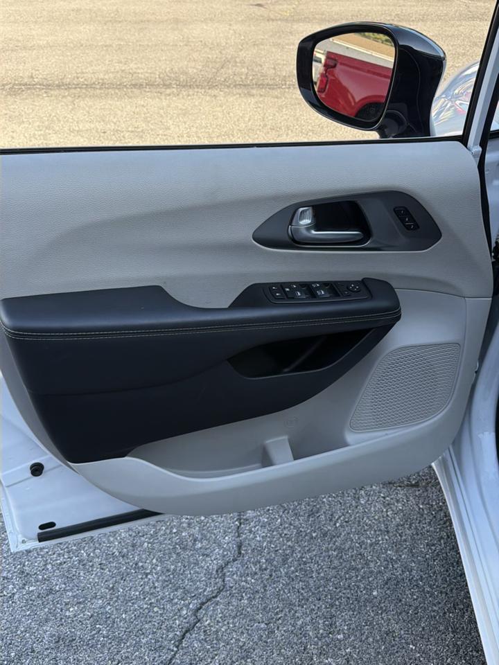 Chrysler Pacifica Touring L FWD 2024
