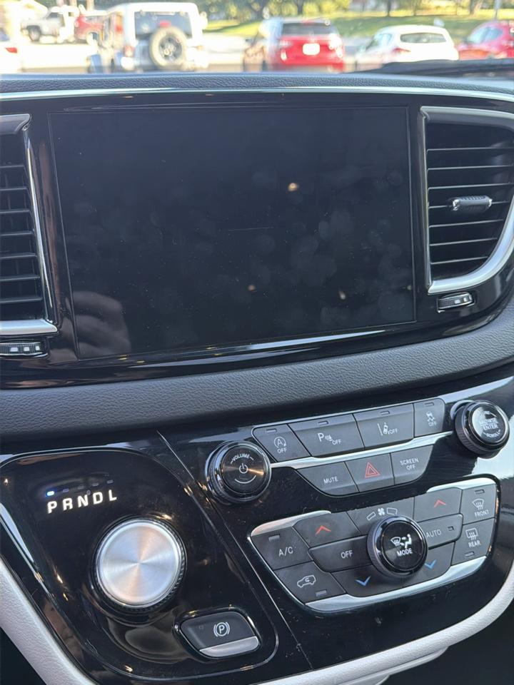 Chrysler Pacifica Touring L FWD 2024