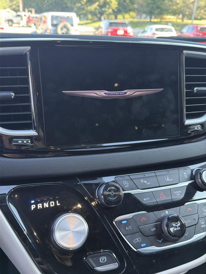Chrysler Pacifica Touring L FWD 2024