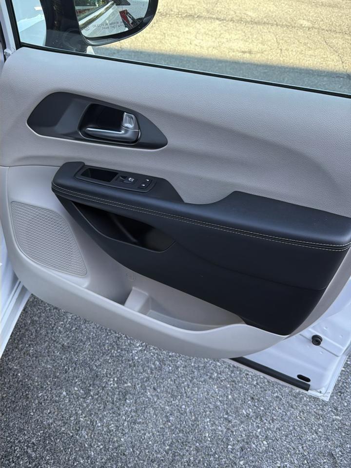 Chrysler Pacifica Touring L FWD 2024
