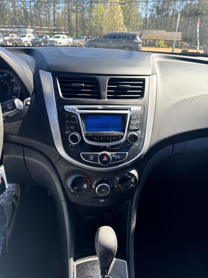 Hyundai Accent GS 5-Door 2012