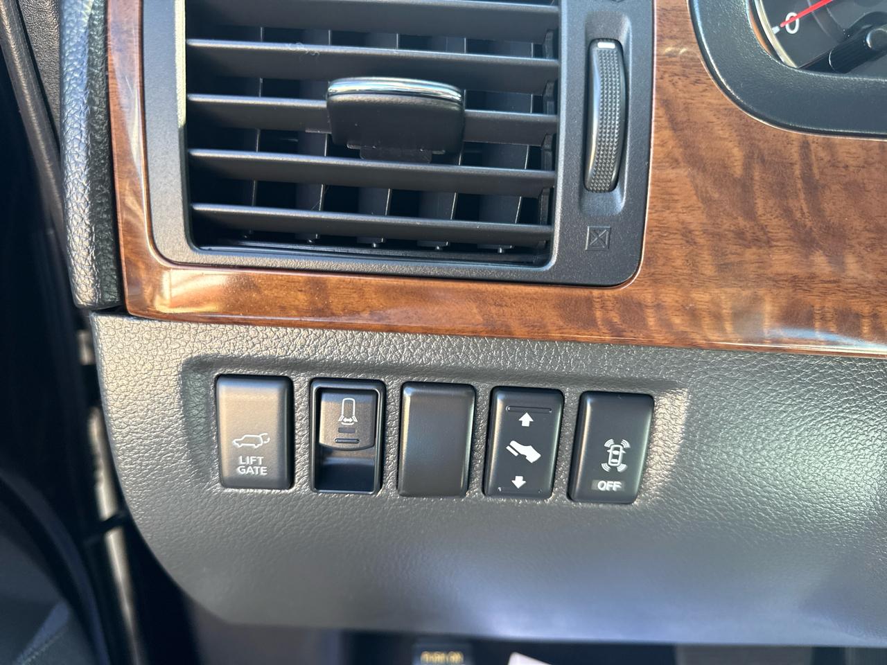 Nissan Armada SV 4WD 2011