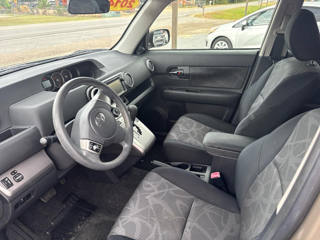Scion xB 5-Door Wagon 5-Spd MT 2014