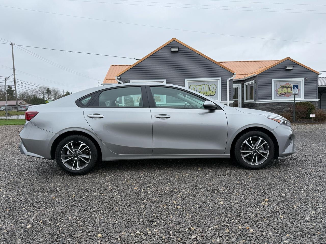 2023 Kia Forte LXS - Photo 9