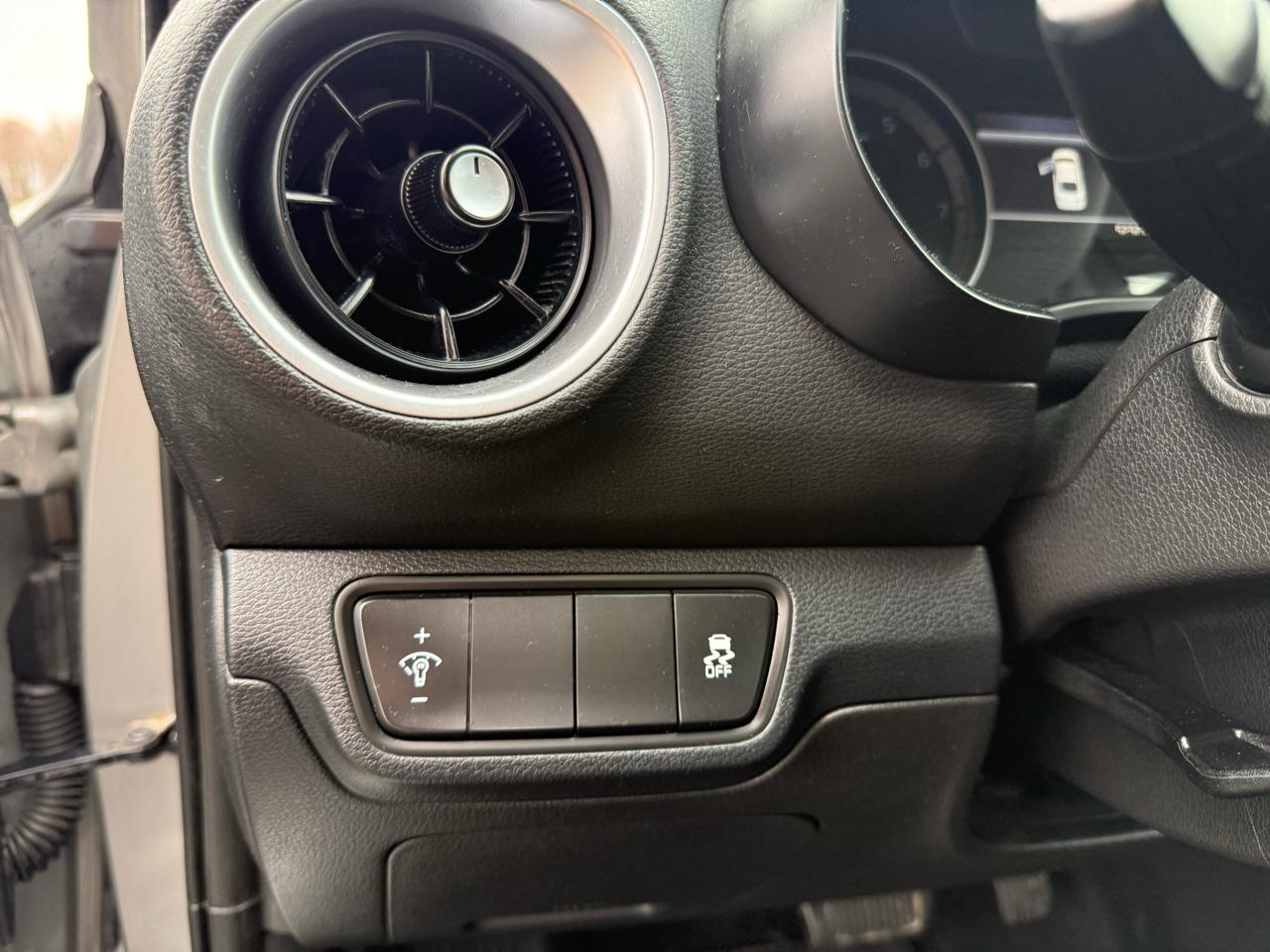 2023 Kia Forte LXS - Photo 13