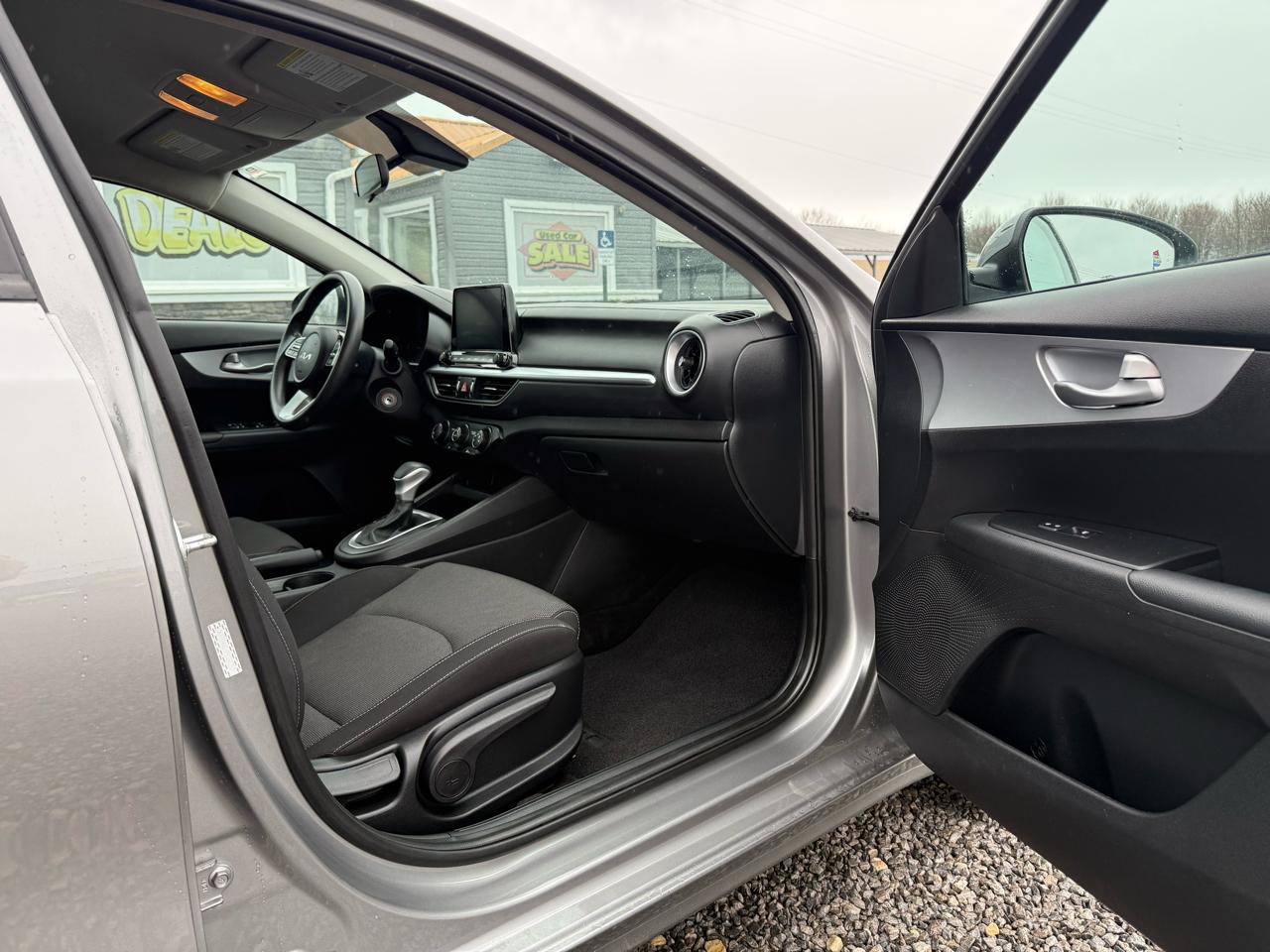 2023 Kia Forte LXS - Photo 19