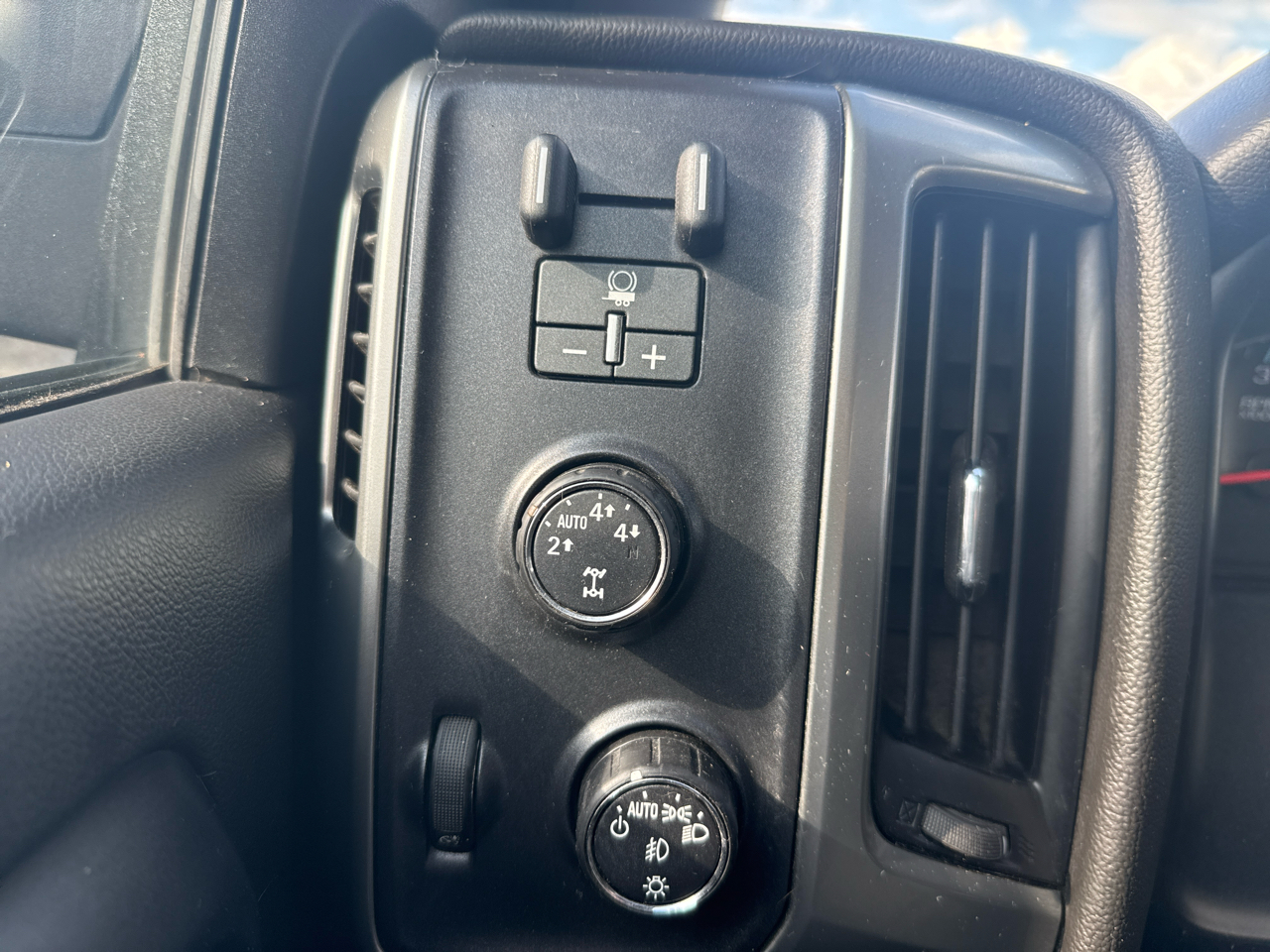 2014 Chevrolet Silverado 1500 LT photo 2