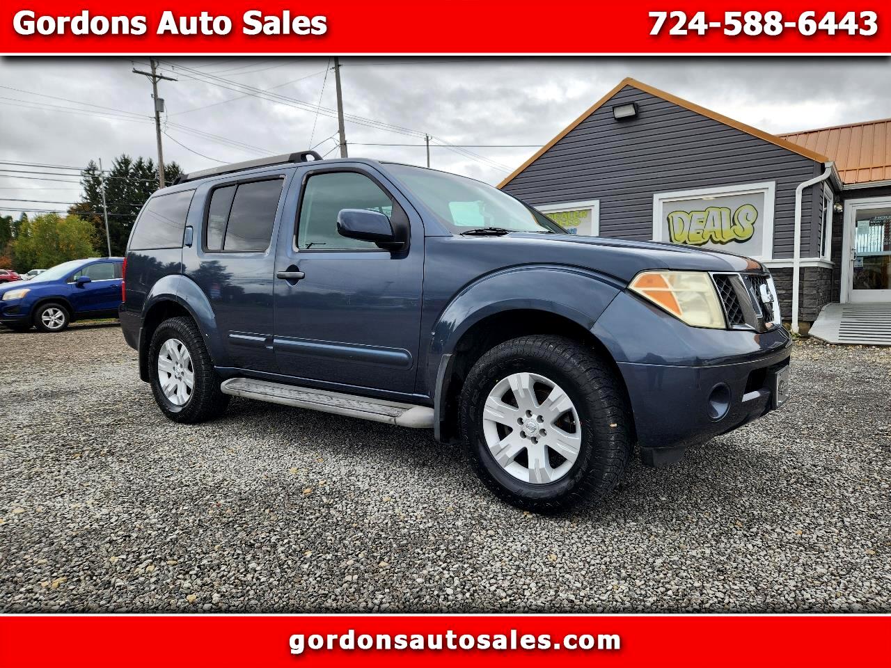 2005 Nissan Pathfinder XE's photo