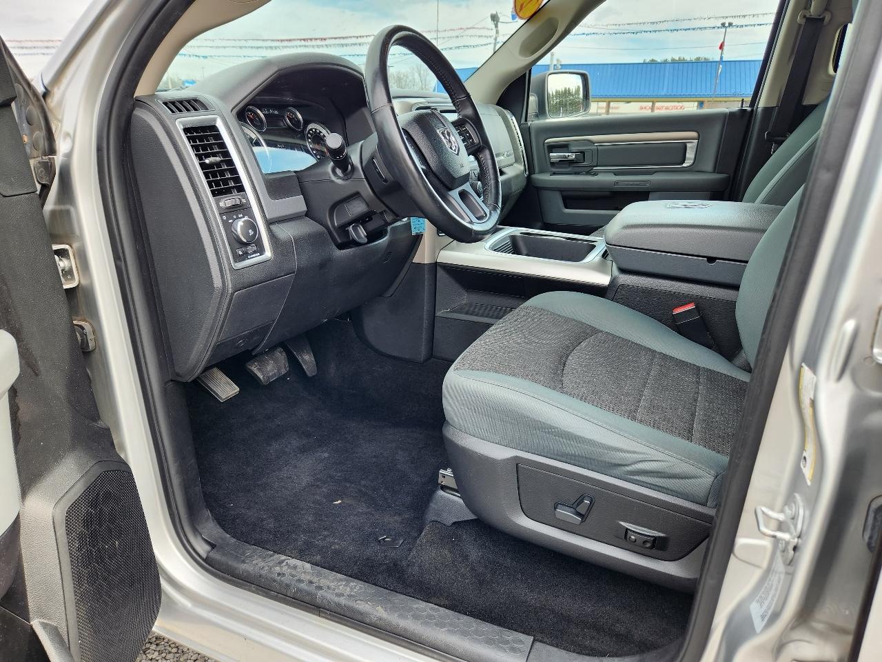 RAM 1500 Big Horn/Lone Star 4x4 Crew Cab 5'7" Box 2017