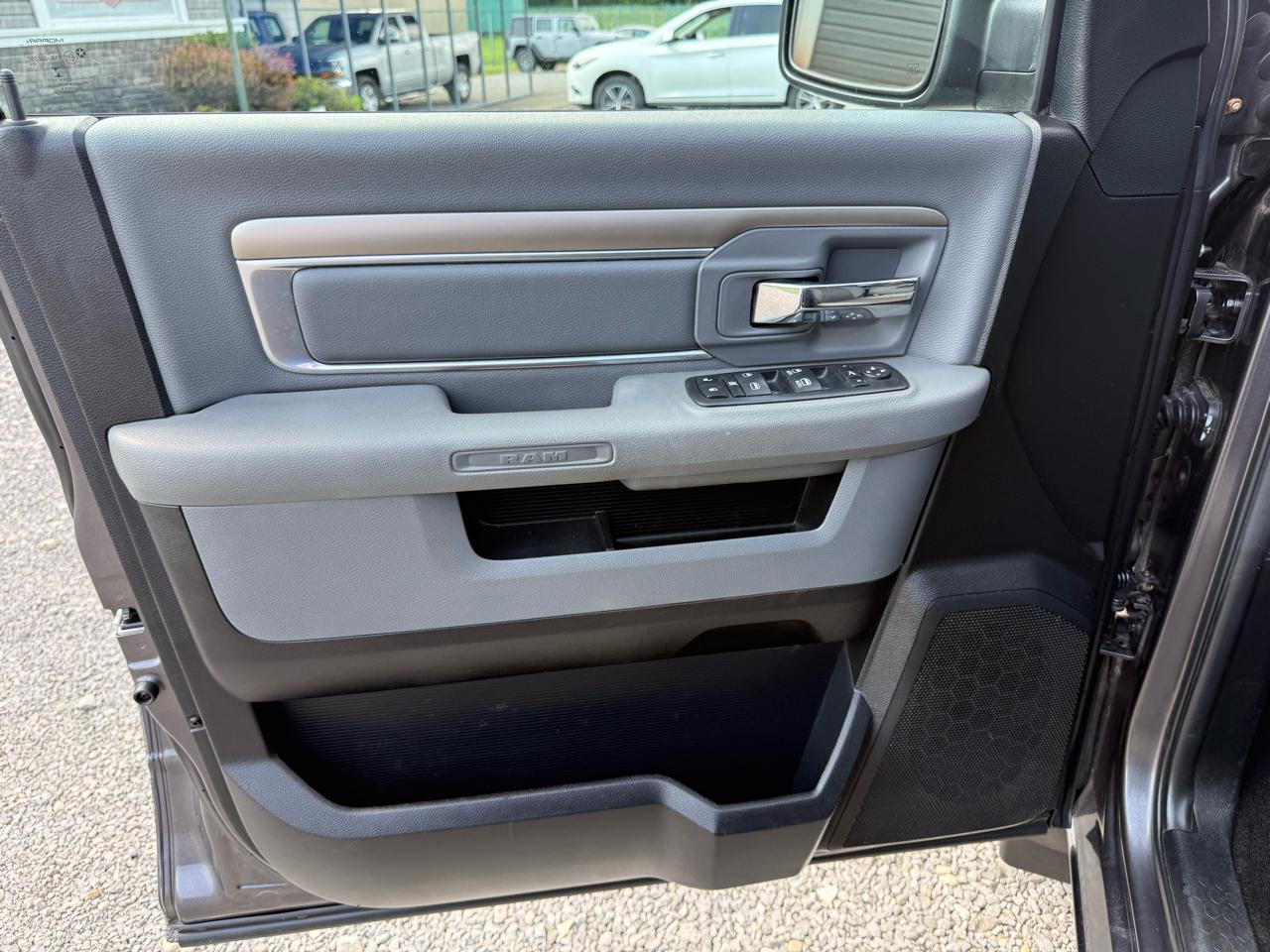 RAM 1500 4WD Crew Cab 140.5" Big Horn 2017