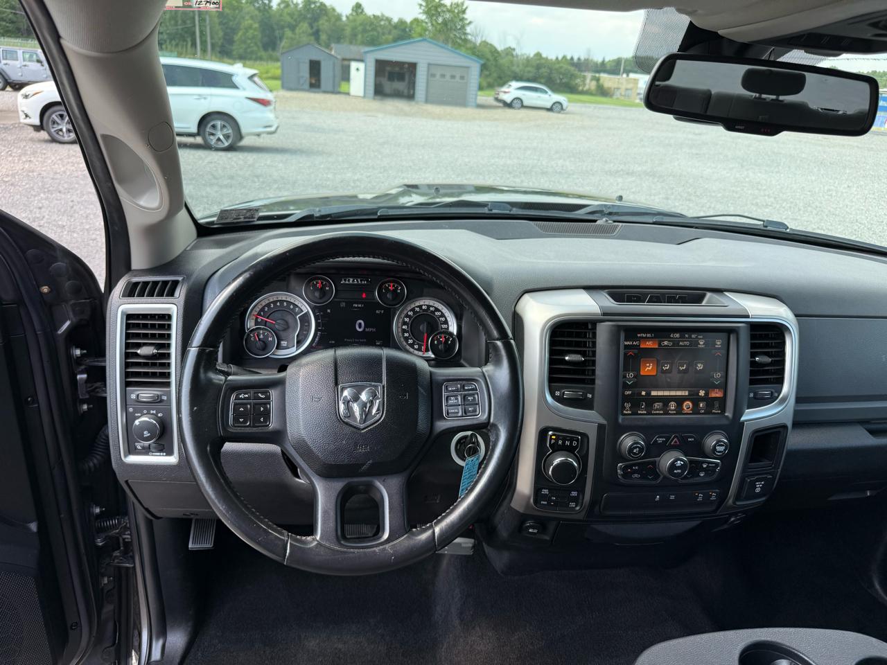 RAM 1500 4WD Crew Cab 140.5" Big Horn 2017