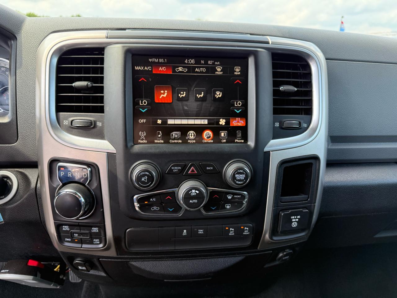 RAM 1500 4WD Crew Cab 140.5" Big Horn 2017
