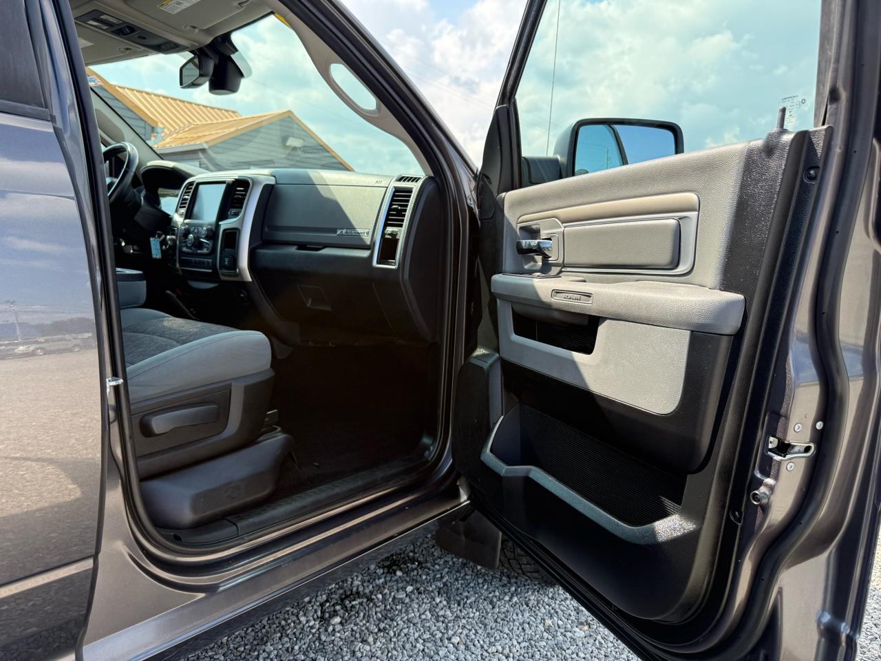 RAM 1500 4WD Crew Cab 140.5" Big Horn 2017