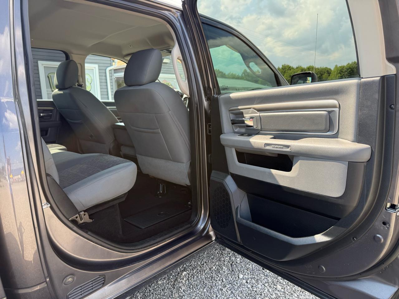 RAM 1500 4WD Crew Cab 140.5" Big Horn 2017