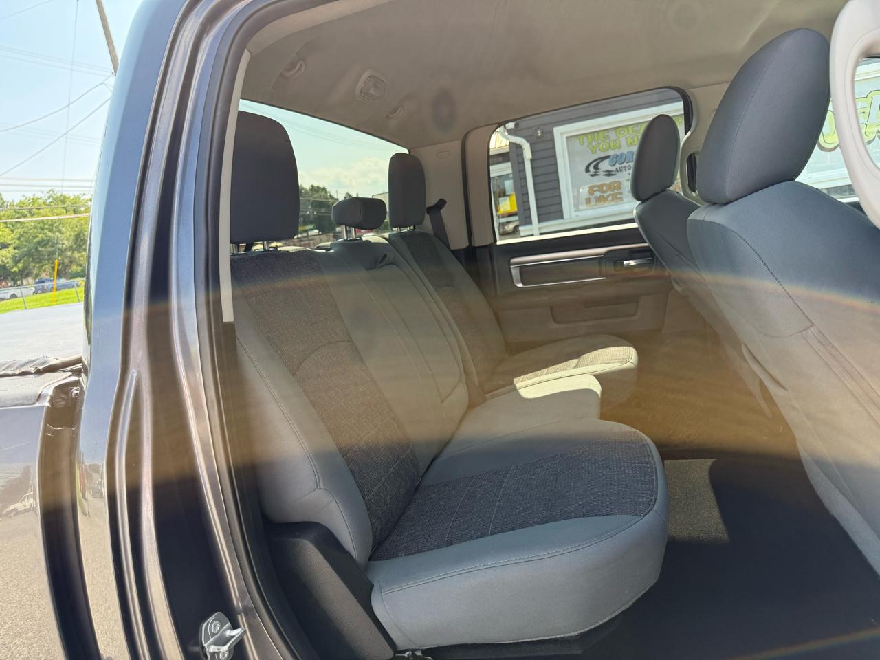 RAM 1500 4WD Crew Cab 140.5" Big Horn 2017