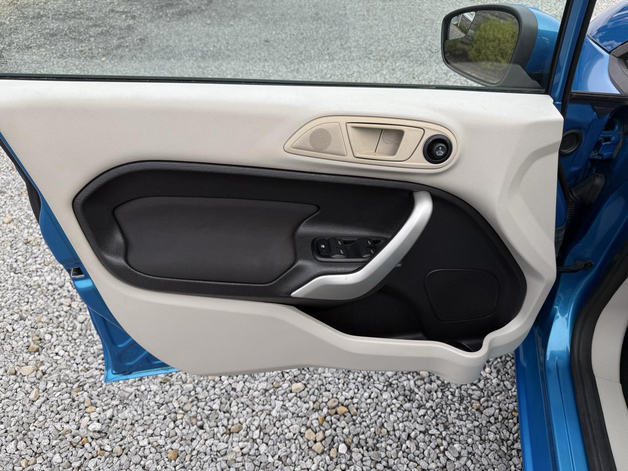 Ford Fiesta SE Sedan 2012